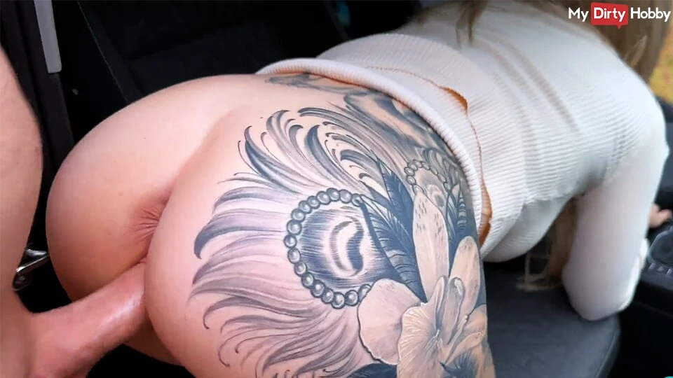 Mädel mit heftigem Arsch wird von hinten gevögelt